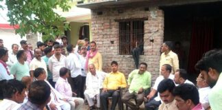 पुलिस पिटाई से युवक की मौत का आरोप:सपा प्रतिनिधिमंडल ने परिजनों को न्याय का भरोसा दिया, 50 हजार की सहायता