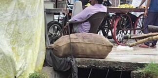 अमोढा में अधूरे नाले से जलभराव से दुर्गंध:राहगीर और स्थानीय लोग बारिश में हो रही परेशानी