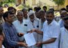 ग्रामीणों ने अघोषित बिजली कटौती पर प्रदर्शन किया:बहराइच में एसडीओ के आश्वासन के बाद धरना समाप्त