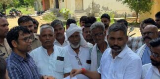 ग्रामीणों ने अघोषित बिजली कटौती पर प्रदर्शन किया:बहराइच में एसडीओ के आश्वासन के बाद धरना समाप्त