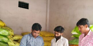 बहराइच में उर्वरक दुकानों पर छापेमारी, 2 लाइसेंस निलंबित:अनियमितता मिलने पर 6 विक्रेताओं को कारण बताओ नोटिस जारी
