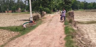 सड़क खराब होने से राहगीरों को परेशानी:बस्ती साउघाट के परसा लाल शाही कोहार पुरवा में आवागमन बाधित
