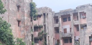 मेडिकल कॉलेज परिसर में गंदगी, स्वास्थ्यकर्मी परेशान:खुद के पैसे से सफाई, खुले बिजली के तार भी खतरा
