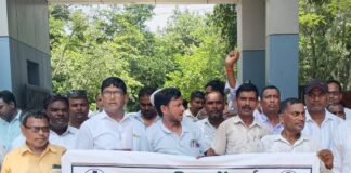 महराजगंज में पैरावेट वर्कर संघ ने सीएमओ को सौंपा ज्ञापन:नियमित मानदेय समेत छह प्रमुख मांगों के समाधान की मांग
