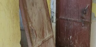 बहराइच के रजवापुर में बदहाल सफाई व्यवस्था:गंदे पानी से लबालब सड़कें, सार्वजनिक शौचालय बना खुद गंदगी का अड्डा