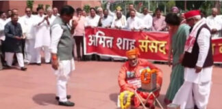 राम मंदिर चढ़ावे को लेकर विपक्ष का प्रदर्शन, पप्पू यादव पुजारी बनकर बैठे