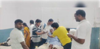 टूरिस्ट क्रूजर हादसा: टायर फटने से बिजली के खंभे से टकराई गाड़ी; 12 यात्री घायल