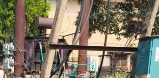महराजगंज के सोनौली में बिजली आपूर्ति बाधित:गोरखपुर-सोनौली राजमार्ग चौड़ीकरण के लिए पोल शिफ्टिंग का काम