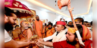 अखिलेश यादव ने स्वामी अविमुक्तेश्वरानंद सरस्वती से लिया आशीर्वाद