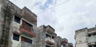 हरैया में 417 लाख का आसरा आवास जर्जर:84 परिवार मूलभूत सुविधाओं से वंचित, हैंडओवर से पहले ही जर्जर इमारत