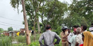 पुरैना खास में पुलिया जाम, धान की फसल डूबी:पुलिस की पहल पर ग्रामीणों ने शुरू की सफाई