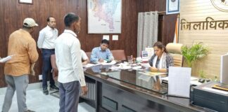 जिलाधिकारी ने जनता दर्शन के दौरान सुनी जनसमस्याएं*