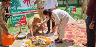 जिलाधिकारी एवं मुख्य विकास अधिकारी ने वृक्षारोपण कार्यक्रम के तहत कलेक्ट्रेट परिसर में किया पौधारोपण
