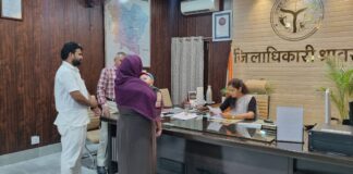 जिलाधिकारी ने जनता दर्शन में सुनीं शिकायतें, निस्तारण हेतु अधिकारियों को दिया निर्देश
