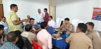 थाना गैड़ास बुजुर्ग में आयोजित थाना समाधान दिवस के अवसर पर क्षेत्राधिकारी उतरौला श्री जितेन्द्र कुमार एवं थाना प्रभारी गैड़ास बुजुर्ग द्वारा सुनी गयी शिकायतकर्ताओं की शिकायतें