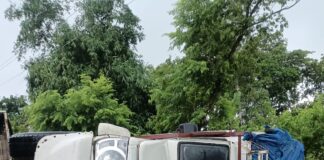 खूनी पुलिया’ पर फिर पलटी मौत की रफ्तार: लखनऊ से आम ला रही पिकअप दुर्घटनाग्रस्त, विभाग अब भी ‘फाइल’ में व्यस्त।*