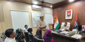 अपर पुलिस अधीक्षक बलरामपुर द्वारा आमजन की समस्याओं/शिकायतों की जनसुनवाई* *त्वरित एवं गुणवत्तापूर्ण निस्तारण हेतु संबंधित अधिकारियों को दिए आवश्यक दिशा-निर्देश*