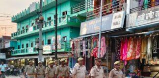बलरामपुर पुलिस द्वारा समस्त थाना क्षेत्रों में शांति एवं कानून व्यवस्था के दृष्टिगत किया गया पैदल गश्त*