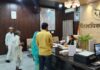 जिलाधिकारी ने जनता दर्शन में सुनीं शिकायतें, सम्बन्धित अधिकारियों को निस्तारण के दिये निर्देश