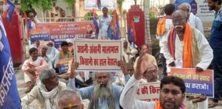 UP: एथेनॉल मिश्रण और किसानों की समस्याओं को लेकर अपना दल का प्रदर्शन, राज्यपाल ने नाम सौपा ज्ञापन