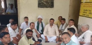 UP: 18 घंटे का दावा, 5 घंटे भी नहीं बिजली…बिजली संकट पर फूटा किसानों का गुस्सा, बिजलीघर पर जड़ दिया ताला