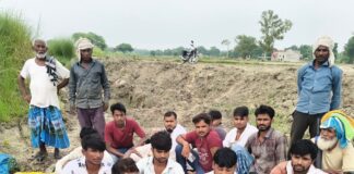बस्ती में सरकारी तालाब पर वर्षों से कब्जा:अतिक्रमण हटाने की कार्रवाई विफल, ग्रामीण धरने पर बैठे