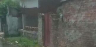 नाली का गंदा पानी सड़क पर बह रहा:जामडीह शुक्ल में बदहाल जलनिकासी से ग्रामीण परेशान
