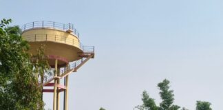 पानी टंकी से 2 साल से नहीं मिल रहा:चमारन पुरवा गांव के ग्रामीण दूषित पानी पीने को मजबूर