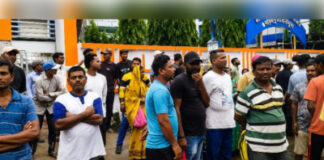 खड़गपुर नगर पालिका के बाहर सफाई कर्मियों का प्रदर्शन, वेतन वृद्धि सहित कई मांगें उठाईं