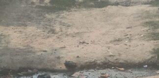 कच्चे रास्ते पर नाला, आवागमन बाधित:तुलसी राम पुरवा में दुर्गंध, मच्छर और बच्चों के गिरने का खतरा