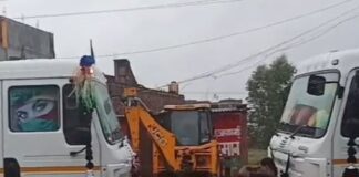 इकौना बाईपास पर खड़ी डीसीएम में ट्रक की टक्कर:मकान का हिस्सा क्षतिग्रस्त, क्लीनर घायल, अधिवक्ता ने मुआवजे की मांग की