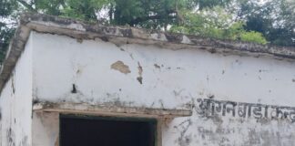 ढोड़े गांव में जर्जर आंगनबाड़ी केंद्र का संचालन:बच्चों की जान को खतरा, मरम्मत का इंतजार