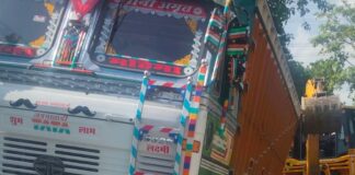 निर्माणाधीन पुल पर सीमेंट लदा ट्रक पलटने से बचा:पकड़ी-खुटहा मार्ग पर अधूरा निर्माण, सुरक्षा मानकों पर सवाल
