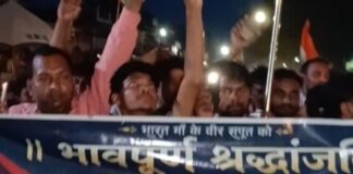 बस्ती में शहीद जवान को श्रद्धांजलि:मुंडेरवा में कैंडल मार्च निकालकर दी गई