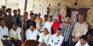 सपा ने अग्निवीर के परिजनों को दी आर्थिक मदद:बस्ती में विधायकों ने उमरी अहरा गांव पहुंचकर एक लाख का चेक सौंपा