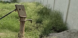 बहराइच में प्राथमिक विद्यालय में हैंडपंप की चौकी गायब:बच्चों को पानी पीने में दिक्कत, परिसर में गंदगी; प्रधानाध्यापक ने की शिकायत