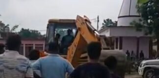 हाईकोर्ट के आदेश पर निजी भूमि से इंटरलॉकिंग हटी:बनकटी में 33 मीटर लंबी सड़क जेसीबी से हटाई गई