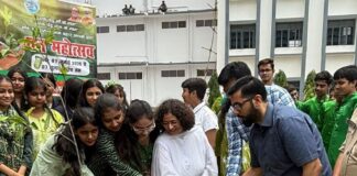 रंजीतपुर विद्यालय में डीएफओ ने किया पौधरोपण:विद्यार्थियों को पर्यावरण संरक्षण का संदेश, आम के पौधे भी बांटे गए