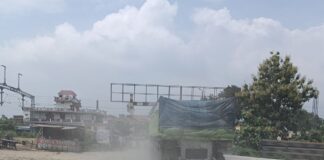 मुंडेरवा में फ्लाईओवर निर्माण से उड़ रही धूल:सर्विस रोड पर पानी न डालने से लोग हो रहे बीमार