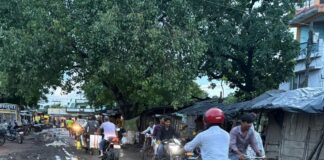 मोहनापुर ढाला सब्जी मंडी रोड बदहाल:जलभराव से राहगीर और वाहन चालक परेशान, दुर्घटना का बना खतरा