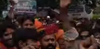 बस्ती में कांवड़ियों पर अभद्र टिप्पणी, बढ़ा तनाव:पुलिस चौकी के बाहर हंगामा, गिरफ्तारी के आश्वासन पर शांत हुए