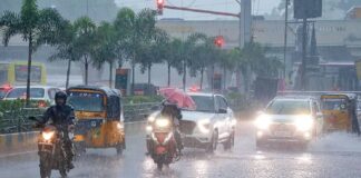 डूबने लगी मुंबई, दिल्ली में भी भारी बारिश का अलर्ट जारी, अपने शहर का हाल जानिए