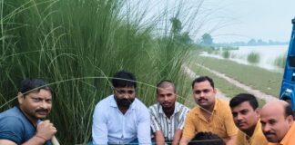 छावनी में करंट से चार बंदरों की मौत के बाद:व्यापारियों ने सरयू तट पर सम्मानपूर्वक दफनाया