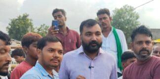 विद्युत कटौती से परेशान उपभोक्ताओं ने सड़क जाम किया:नवाबगंज में अवर अभियंता को सौंपा ज्ञापन, अतिरिक्त ट्रांसफार्मर की मांग