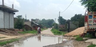 रामपुर-बानपुर मार्ग पर बड़ा गड्ढा, आवागमन बाधित:PWD की अनदेखी से दुर्घटना का खतरा, ग्रामीण आक्रोशित