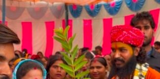 पैड़ा धाम ने दो बच्चों की शिक्षा का लिया संकल्प:बस्ती में धीरेन्द्र शास्त्री के जन्मदिन पर समाज सेवा, पर्यावरण संरक्षण का संदेश