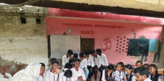 बस्ती के पोखरा में निःशुल्क स्वास्थ्य शिविर:शकुंस हॉस्पिटल ने सैकड़ों मरीजों की जांच की, दवाएं बांटीं