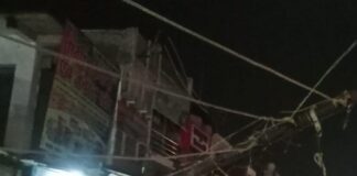 बस्ती के नगर बाजार में बिजली का खंभा गिरा:बाजार की विद्युत आपूर्ति ठप, बड़ा हादसा टला