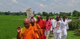 देवदह में आषाढ़ी पूर्णिमा पर बौद्ध स्तूप की परिक्रमा:बनरसिहा कला में बौद्ध धर्मावलंबियों ने की पूजा-अर्चना