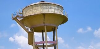 खैरी समैसा में पानी टंकी शोपीस बनी:6 साल से नहीं मिल रहा ग्रामीणों को स्वच्छ जल, लोगों ने की मांग